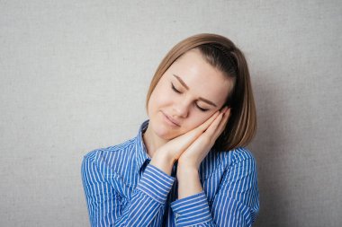 Kız el üstünde uyuyor.