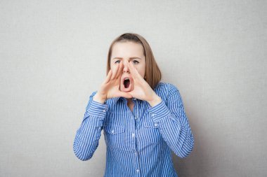 Ağlayan genç kız, el ele tutuşup ağlar.