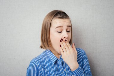 Fotoğraf stüdyosundaki genç kız