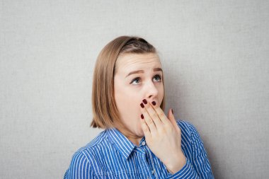 Fotoğraf stüdyosundaki genç kız