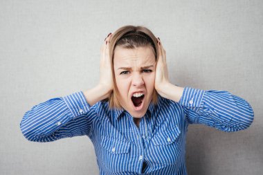 Güzel kız başını tutup bağırıyor.