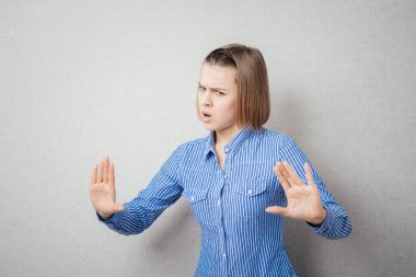 Dur diyen genç kız.