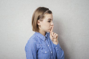 Genç kız sessizce ortaya çıkıyor.