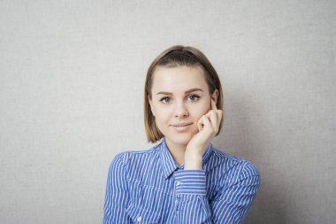 Genç ve çekici bir kadın başını tutuyor