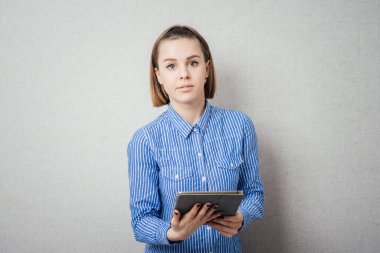 Dijital tablet bilgisayar kullanan kadın