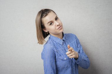 Kız birini işaret ediyor.