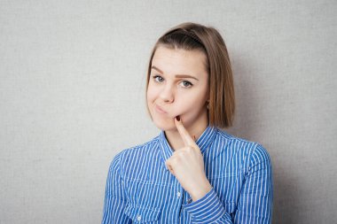 Genç, sıradan kadın düşüncesi