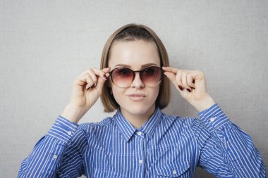 Gözlüklü genç kadınlar