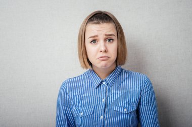 Fotoğraf stüdyosundaki genç kadın