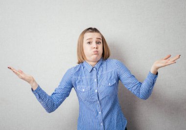 Kız ellerini yana atıyor.