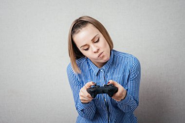 Genç kız rahatlıyor ve video oyunları oynuyor.