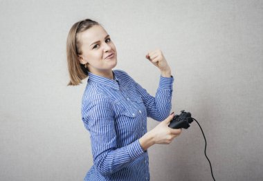 Genç kız rahatlıyor ve video oyunları oynuyor.