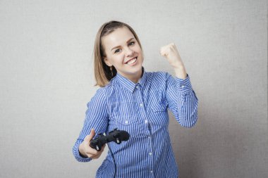 Genç kız rahatlıyor ve video oyunları oynuyor.