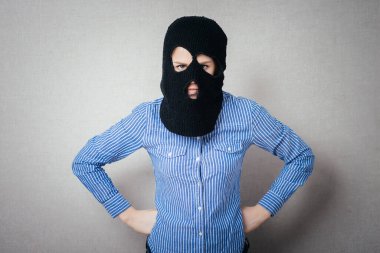  Başında kar maskesi ya da kar maskesi olan kadın. 