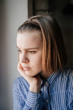 Pencereden bakan güzel bir kadın.