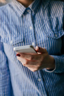 Akıllı cep telefonu kullanan bir kadına yakınlaş