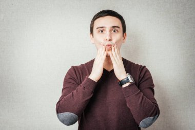 Fotoğraf stüdyosunda poz veren adam.