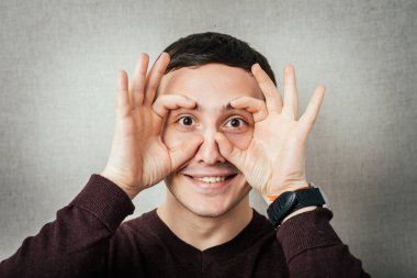 Erkekler ellerini maskeliyor.