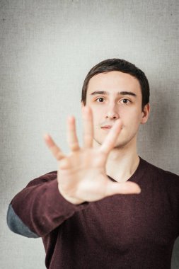 Adam ellerini gösterip duruyor.