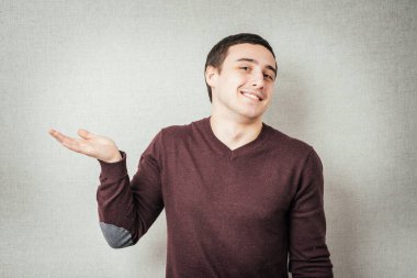 Fotoğraf stüdyosunda poz veren adam.