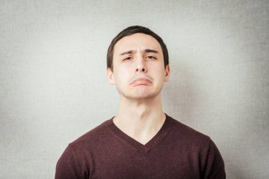 Fotoğraf stüdyosunda poz veren adam.