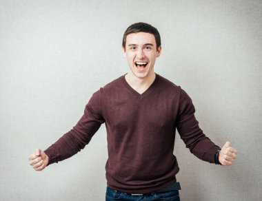 İnsanlar zaferi kameralarla kutlar.