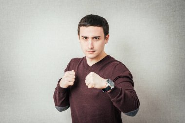 Yumruğu olan bir adam.