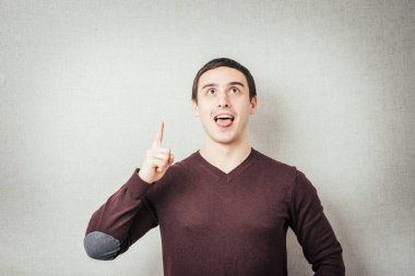 Fotoğraf stüdyosunda poz veren adam.