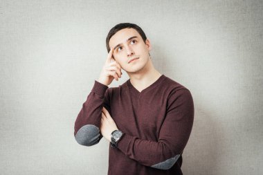 Fotoğraf stüdyosunda poz veren adam.