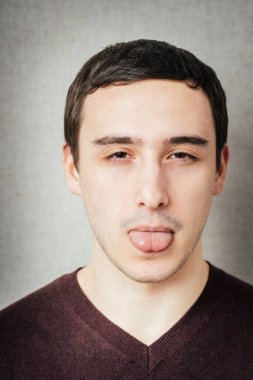 Fotoğraf stüdyosunda poz veren adam.