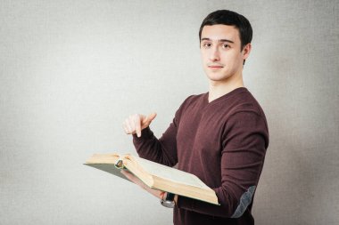 Adam ilginç bir kitabı işaret ediyor.