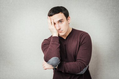 Adam işte ya da okulda yorgun.