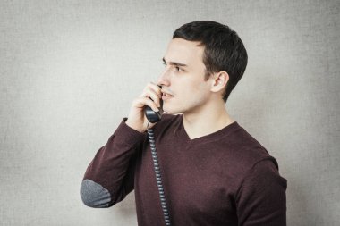 Ofisinde telefonda gülümseyen bir iş adamının portresi.