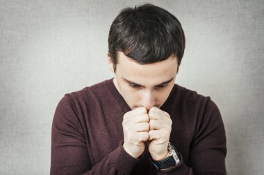 Aşağıya bakan genç bir adamın portresi.