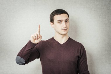 İşaret parmağıyla işaret eden bir adam