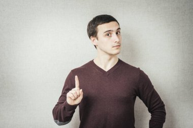 İşaret parmağıyla işaret eden bir adam