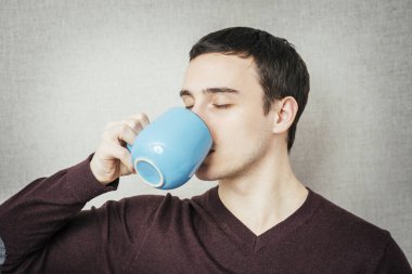 Erkekler fotoğraf stüdyosunda kahve içiyorlar.