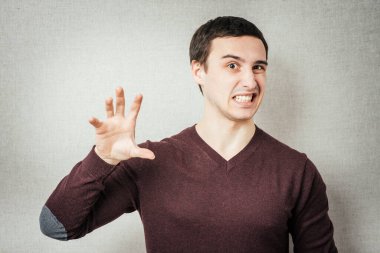 Genç adam birini korkutmaya çalışıyor.