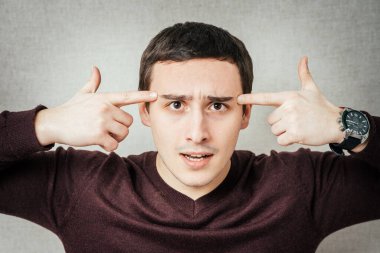 Genç adam hayali bir silahla intihar ediyor.