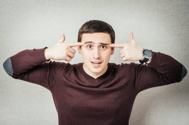 Genç adam hayali bir silahla intihar ediyor.