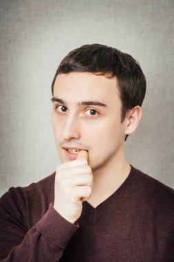 Tırnaklarını yiyen endişeli bir adam.