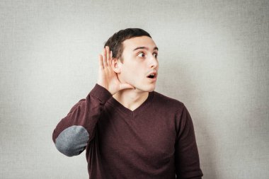 Konuşmalara kulak misafiri olan genç adam.