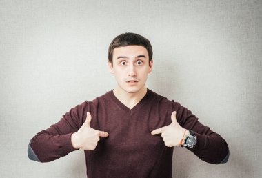 Adam parmağını gösteriyor.