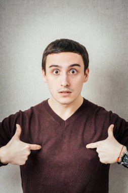 Adam parmağını gösteriyor.