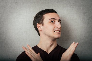 Genç adam elleriyle Extreme için X şekli yapıyor..