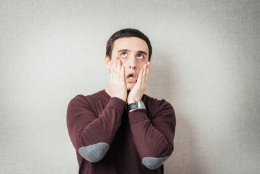 Fotoğraf stüdyosundaki genç adam. 