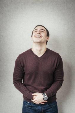 Genç adam kötü bir mide ağrısı çekiyor.