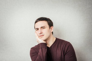 Dişi ağrıyan genç bir adam.