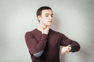 Boğazı ağrıyan adam.