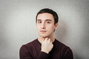 Genç ve yakışıklı adam poz veriyor. 